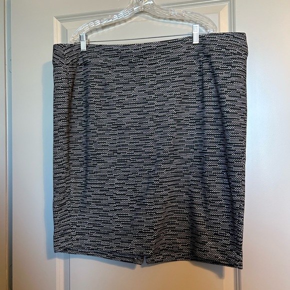 Black and White Textured Skirt - Picture 1 of 1